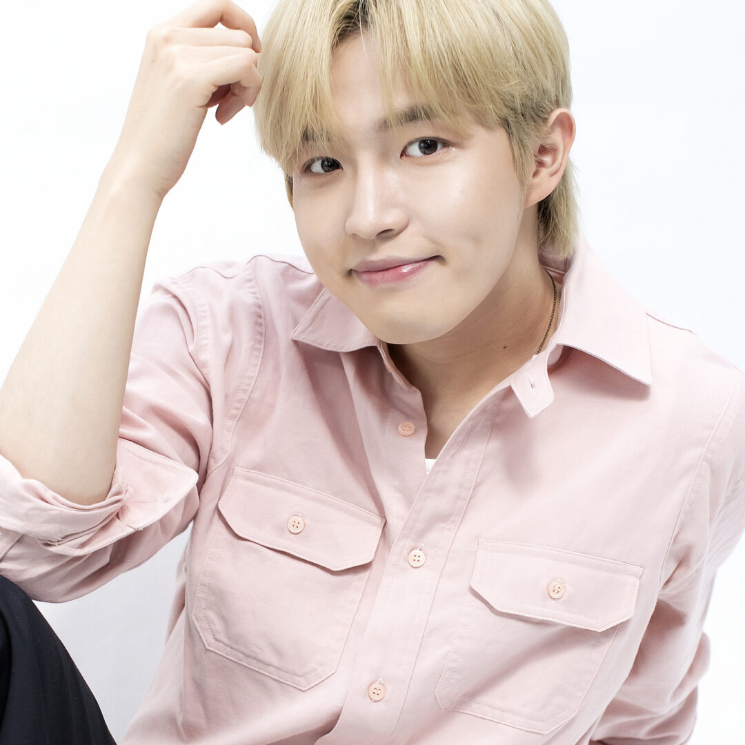 가수 김재환이 20일 오후 서울 용산구 스윙엔터테인먼트 사옥에서 진행된 뉴스1과의 인터뷰에 앞서 포즈를 취하고 있다. 2021.5.20/뉴스1