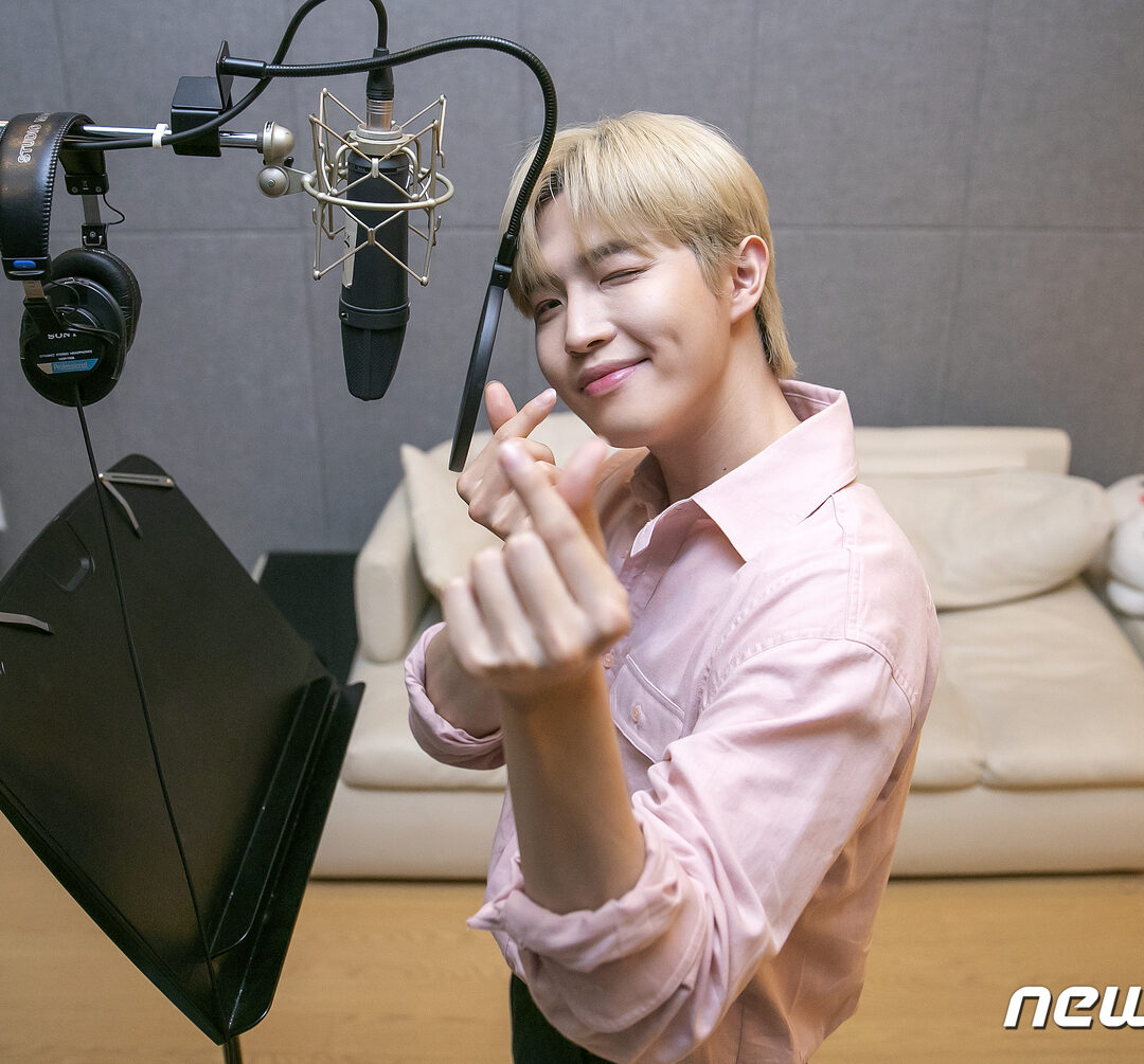 가수 김재환이 20일 오후 서울 용산구 스윙엔터테인먼트 사옥에서 진행된 뉴스1과의 인터뷰에 앞서 포즈를 취하고 있다. 2021.5.20/뉴스1