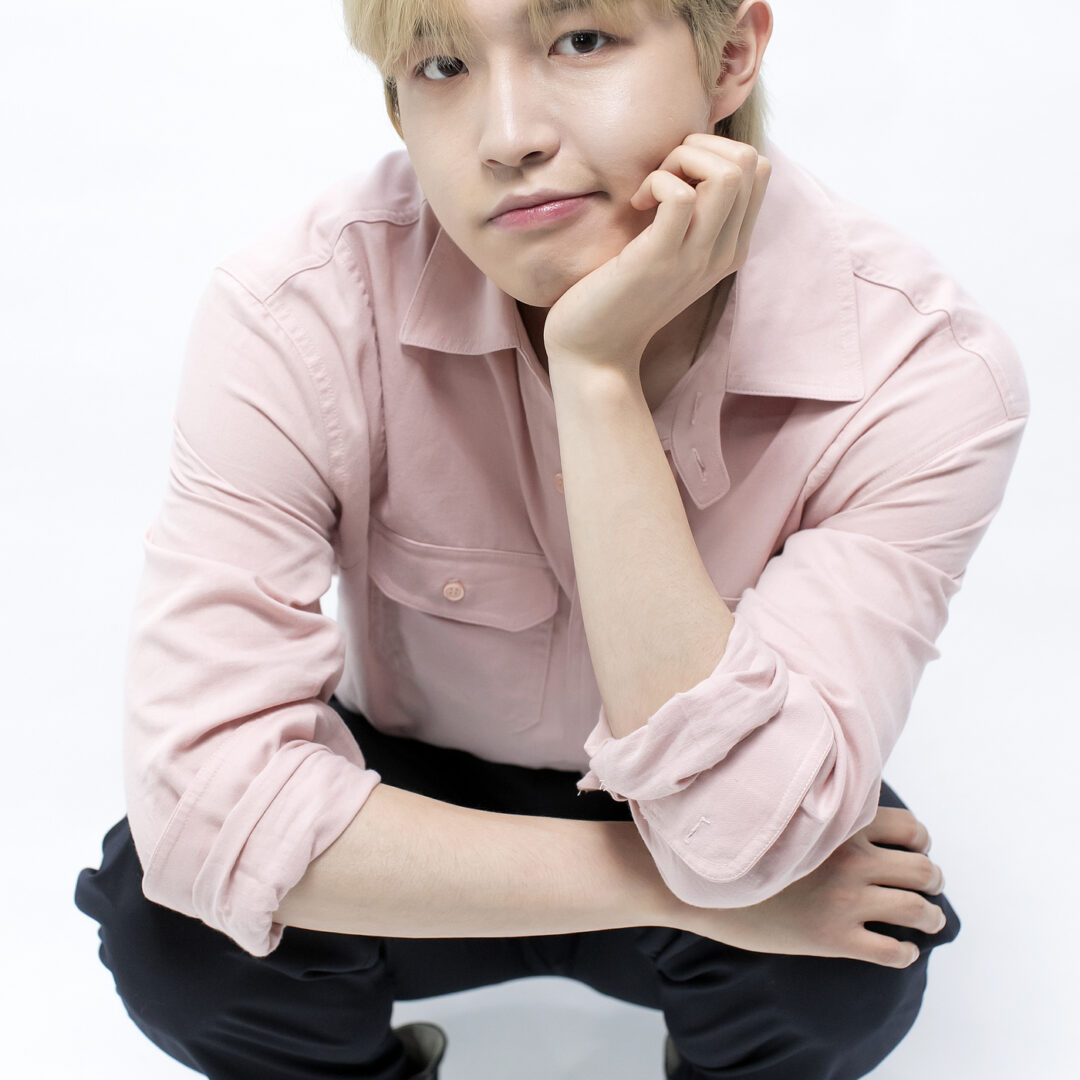 가수 김재환이 20일 오후 서울 용산구 스윙엔터테인먼트 사옥에서 진행된 뉴스1과의 인터뷰에 앞서 포즈를 취하고 있다. 2021.5.20/뉴스1