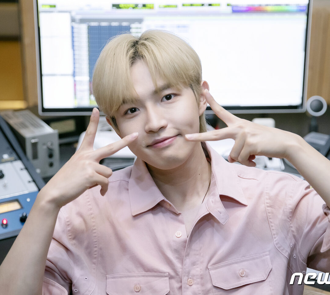 가수 김재환이 20일 오후 서울 용산구 스윙엔터테인먼트 사옥에서 진행된 뉴스1과의 인터뷰에 앞서 포즈를 취하고 있다. 2021.5.20/뉴스1