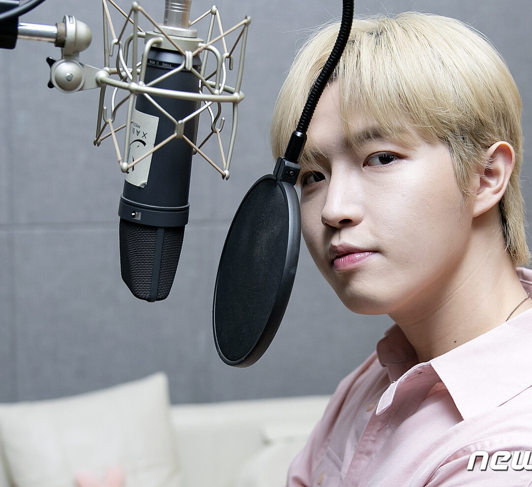 가수 김재환이 20일 오후 서울 용산구 스윙엔터테인먼트 사옥에서 진행된 뉴스1과의 인터뷰에 앞서 포즈를 취하고 있다. 2021.5.20/뉴스1