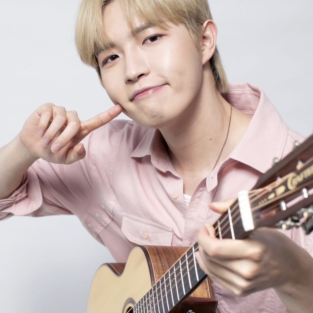 가수 김재환이 20일 오후 서울 용산구 스윙엔터테인먼트 사옥에서 진행된 뉴스1과의 인터뷰에 앞서 포즈를 취하고 있다. 2021.5.20/뉴스1