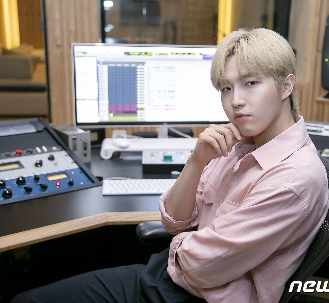 가수 김재환이 20일 오후 서울 용산구 스윙엔터테인먼트 사옥에서 진행된 뉴스1과의 인터뷰에 앞서 포즈를 취하고 있다. 2021.5.20/뉴스1