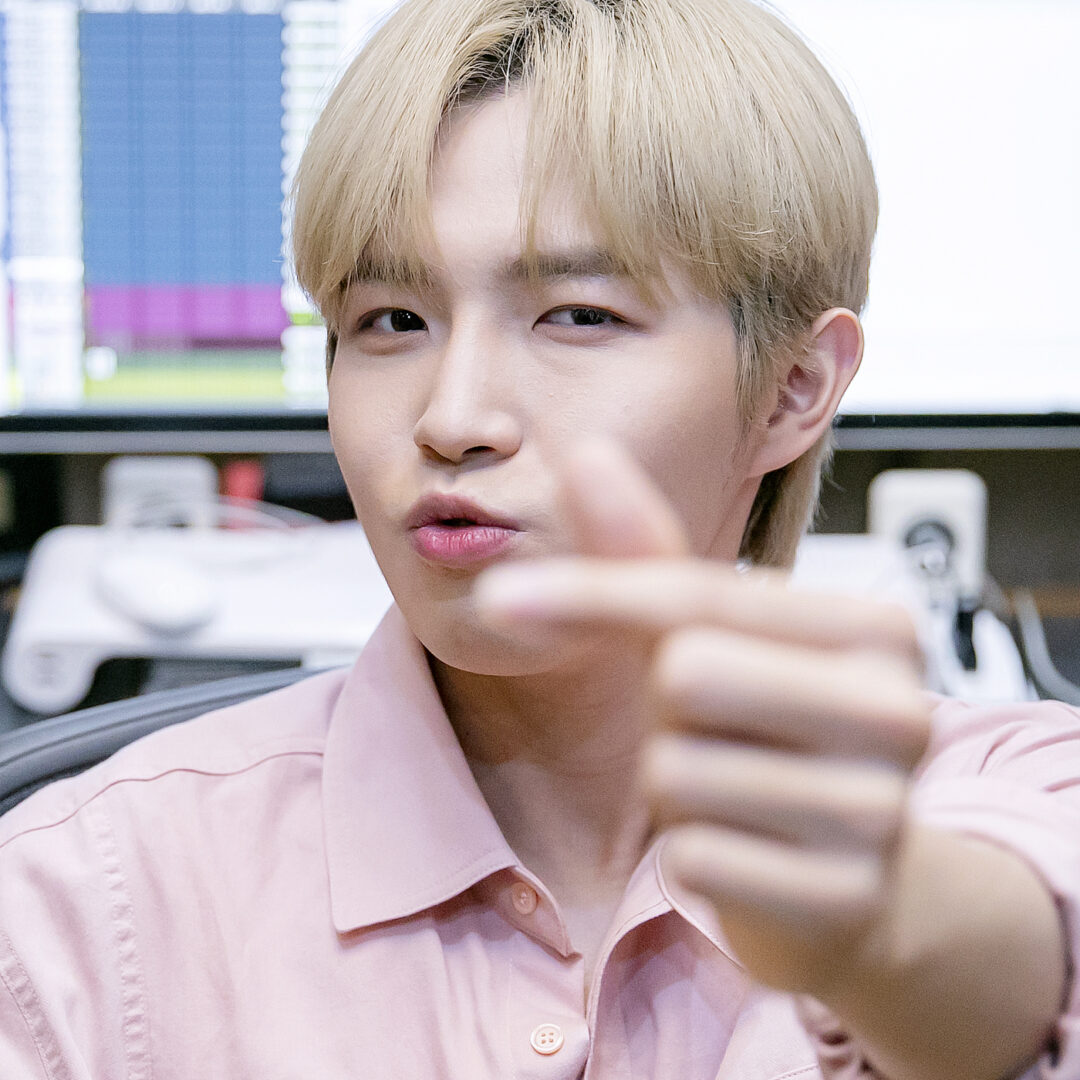 가수 김재환이 20일 오후 서울 용산구 스윙엔터테인먼트 사옥에서 진행된 뉴스1과의 인터뷰에 앞서 포즈를 취하고 있다. 2021.5.20/뉴스1