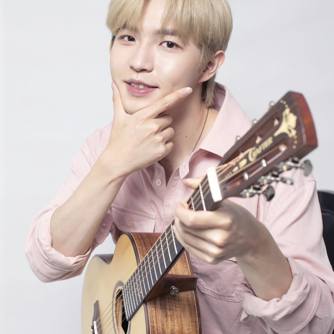 가수 김재환이 20일 오후 서울 용산구 스윙엔터테인먼트 사옥에서 진행된 뉴스1과의 인터뷰에 앞서 포즈를 취하고 있다. 2021.5.20/뉴스1