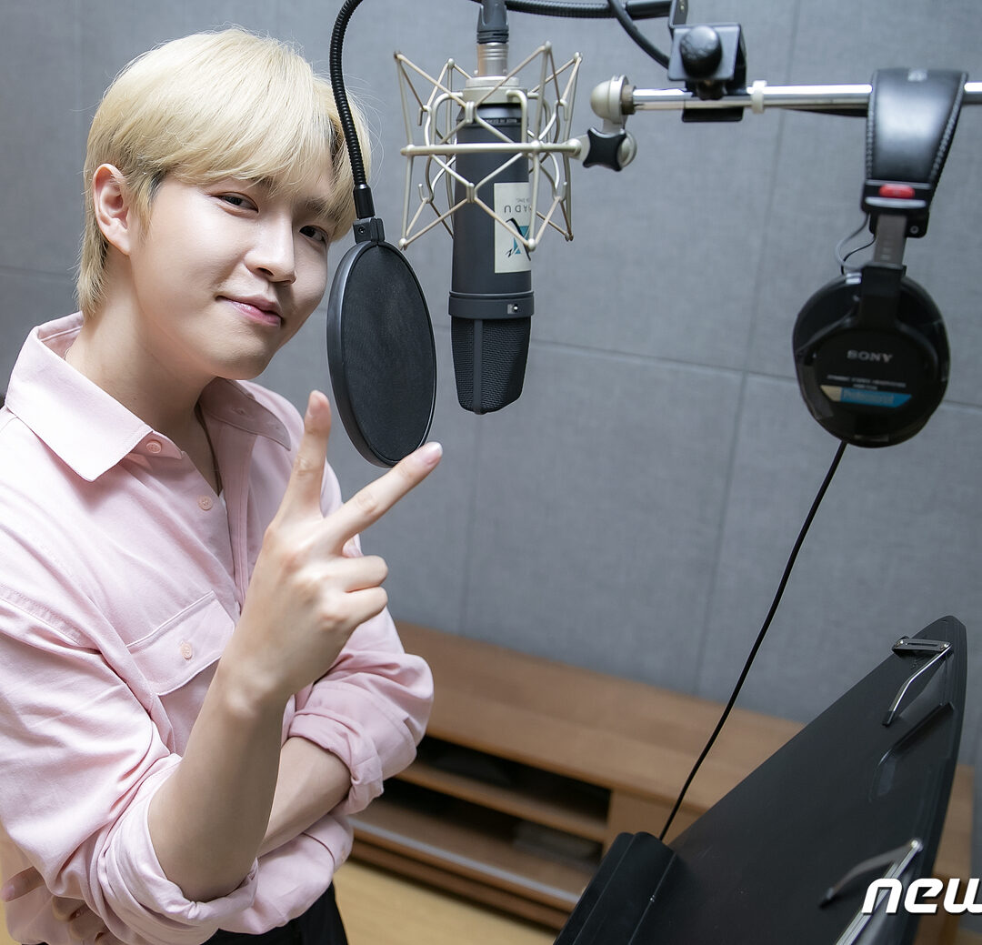 가수 김재환이 20일 오후 서울 용산구 스윙엔터테인먼트 사옥에서 진행된 뉴스1과의 인터뷰에 앞서 포즈를 취하고 있다. 2021.5.20/뉴스1