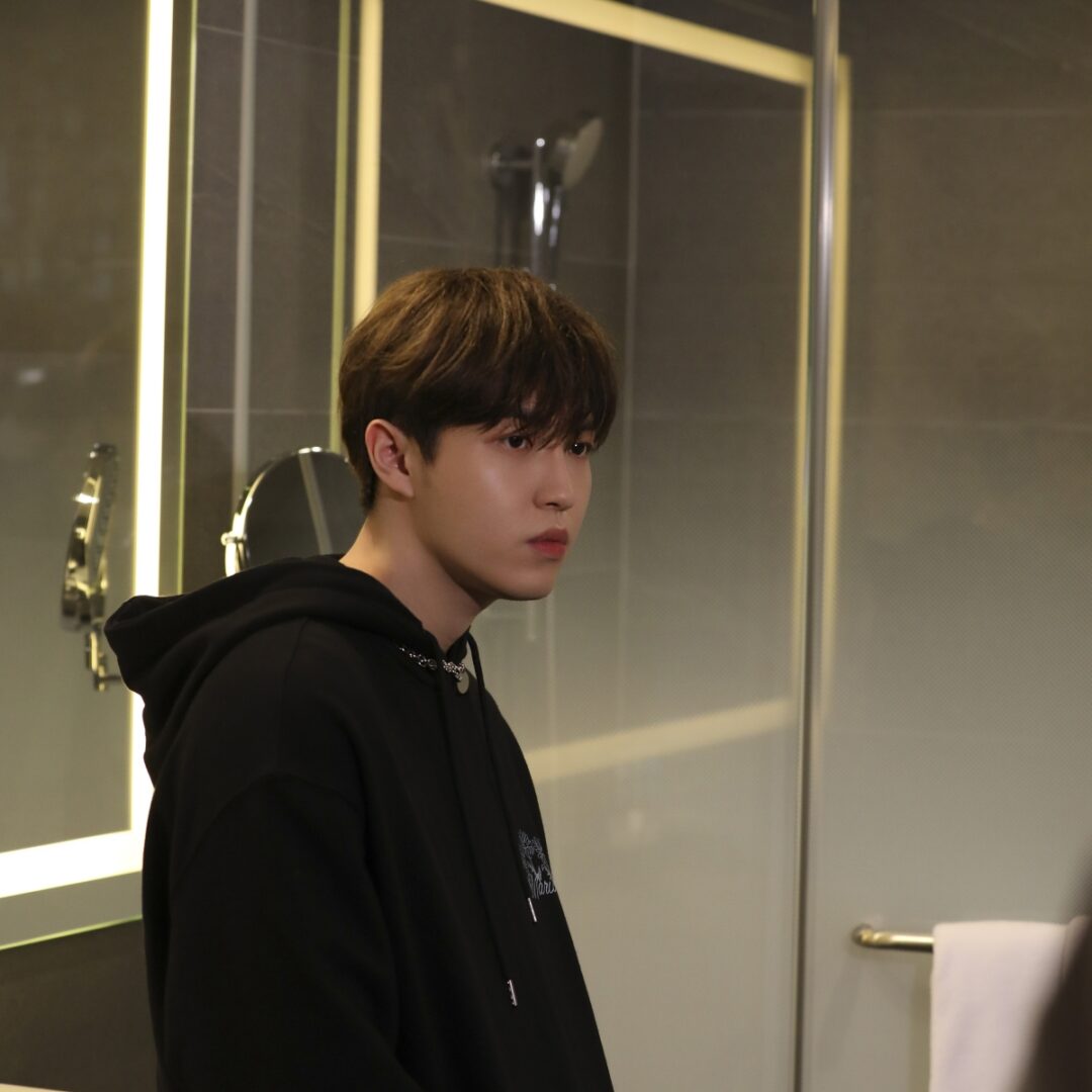 kjh-ulkin-p1-behind-30